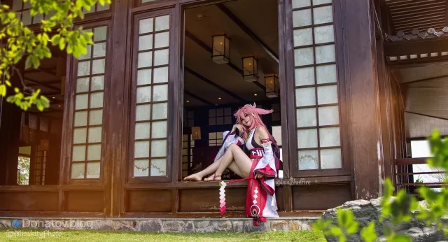 Yae Miko against a Japanese house